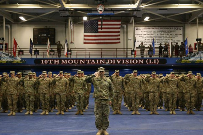 Żołnierze Armii Stanów Zjednoczonych salutują podczas ceremonii powitalnej po powrocie z Iraku, Fort Drum w stanie Nowy Jork, 17.05.2016 r. (John Moore / Getty Images)