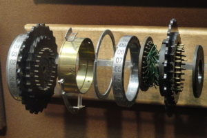 Na zdjęciu ilustracyjnym wirniki maszyny szyfrującej Enigma w National Cryptologic Museum, Fort Meade, Maryland, Stany Zjednoczone (Daderot – praca własna, CC0 / <a href="https://commons.wikimedia.org/w/index.php?curid=27098998">Wikimedia</a>)