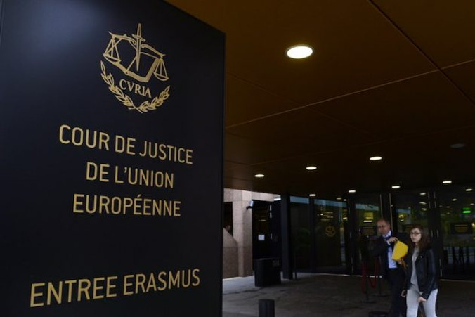 We wtorek 12.02 w Trybunale Sprawiedliwości UE odbyło się posiedzenie dotyczące sprawy, którą przeciwko Polsce wniosła Komisja Europejska. Na zdjęciu ludzie w pobliżu wejścia do TSUE w Luksemburgu, 5.10.2015 r. (JOHN THYS/AFP/Getty Images)