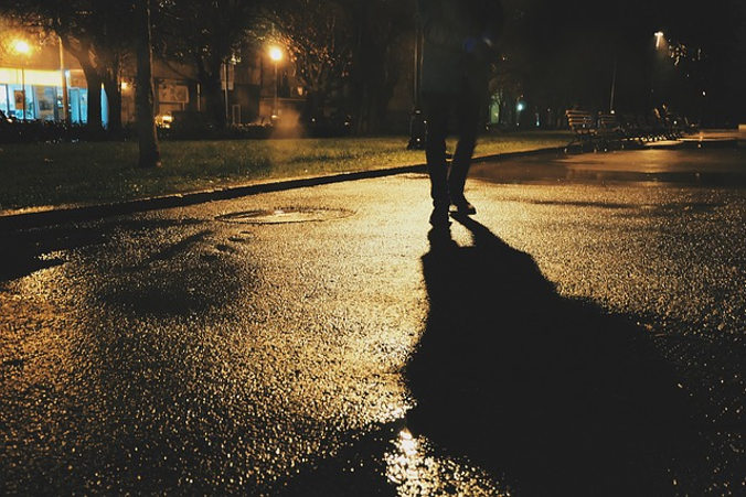 Funkcjonariusze policji podkreślają, że pieszego ubranego w ciemny strój kierowca widzi z odległości ok. 40 m, zaś pieszego mającego elementy odblaskowe – nawet z dystansu 150 m (StockSnap / <a href="https://pixabay.com/pl/pieszy-walking-cie%C5%84-noc-wieczorem-925850/">Pixabay</a>)