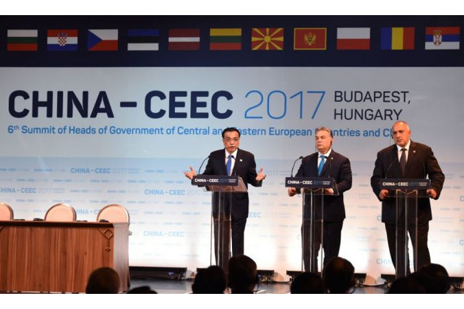(Od lewej) Chiński premier Li Keqiang, premier Węgier Viktor Orbán i premier Bułgarii Bojko Borisow przemawiają podczas forum gospodarczego w Budapeszcie, w którym uczestniczyło 16 przywódców z Europy Środkowej i Wschodniej, 27.11.2017 r. (Attila Kisbenedek/AFP/Getty Images)