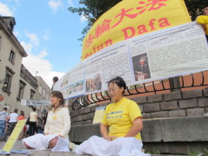 Alina Zhang bierze udział w pokojowym apelu, którego celem jest informowanie społeczeństwa o prześladowaniach, jakich doświadcza Falun Gong ze strony chińskiej dyktatury, 23.07.2012 r.<br/>(dzięki uprzejmości Aliny Zhang)