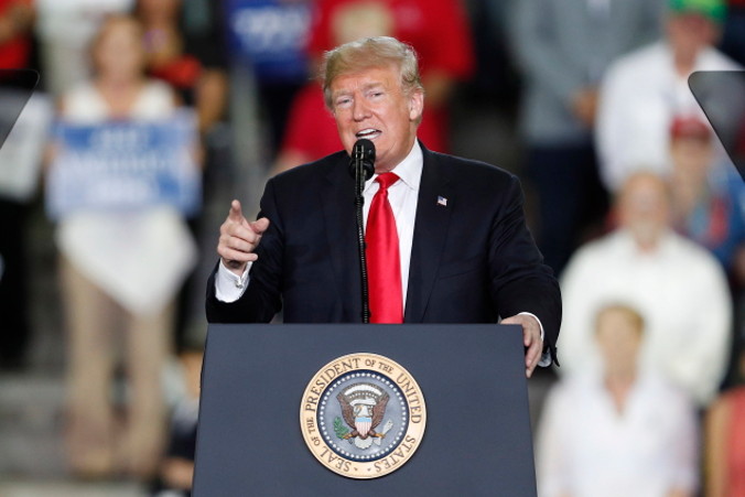 Prezydent Stanów Zjednoczonych Donald J. Trump przemawia do zwolenników podczas wiecu w Erie Insurance Arena w Erie, Pensylwania, 10.10.2018 r. (DAVID MAXWELL/PAP/EPA)