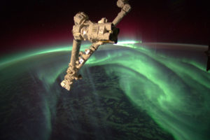 Według planu pierwszy polski satelita komercyjny Światowid do kwietnia 2019 r. zostanie przetestowany, a jeśli próby wypadną pomyślnie, zostanie wystrzelony z Międzynarodowej Stacji Kosmicznej na orbitę. Zdjęcie ilustracyjne przedstawia zorzę polarną widzianą z kosmosu (skeeze / <a href="https://pixabay.com/pl/aurora-australis-po%C5%82udniowej-633994/">Pixabay</a>)