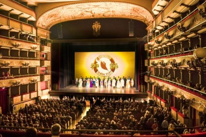 Zespół Shen Yun Performing Arts na scenie po zakończeniu spektaklu w Teatro Verdi we Florencji, Włochy, 19.04.2018 r. (Gabriele Bruno / The Epoch Times)
