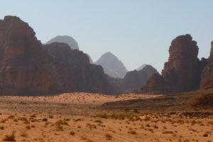Fragment krajobrazu Jordanii – dolina Wadi Rum (LoggaWiggler / <a href="https://pixabay.com/pl/wadi-rum-negev-pustyni-negev-3026/">Pixabay</a>)