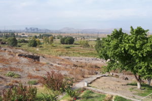 Stanowisko archeologiczne znajduje się we wsi Taronik niedaleko obecnego miasta Metsamor. Na zdjęciu w tle elektrownia atomowa w Metsamor i góra Aragac – niegdyś wulkan, który utworzył warstwę pumeksu na stanowisku (dzięki uprzejmości Marcina Klebby)