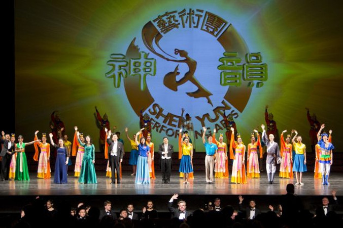 Zespół Shen Yun Performing Arts na scenie po zakończeniu spektaklu w Detroit Opera House, 7.02.2014 r. (Evan Ning / The Epoch Times)