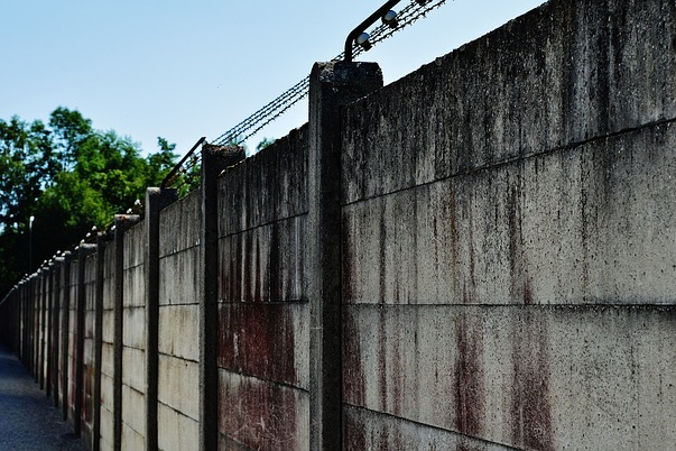 „Zarysy Pamięci” zawierają autentyczne relacje 20 osób, które w czasie II wojny światowej doznały okrucieństwa ze strony dwóch totalitaryzmów – niemieckiego i sowieckiego. Na zdjęciu mur niemieckiego nazistowskiego obozu koncentracyjnego w Dachau (Alexas_Fotos / <a href="https://pixabay.com/pl/konzentrationslager-dachau-wall-1529473/">Pixabay</a>)