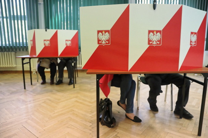 Głosowanie w jednym z lokali wyborczych w Warszawie podczas wyborów samorządowych. Wybranych zostanie 47 tys. radnych gmin, powiatów i sejmików wojewódzkich oraz prawie 2,5 tys. wójtów, burmistrzów i prezydentów miast (Tomasz Gzell / PAP)