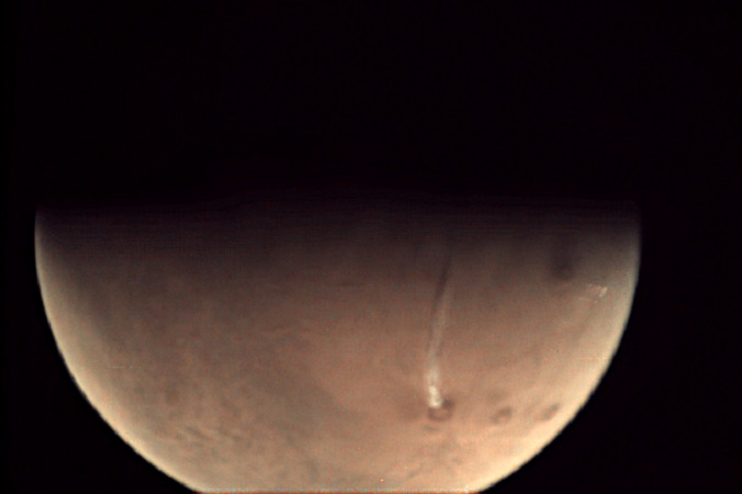 Podłużna chmura unosząca się znad marsjańskiego wulkanu Arsia Mons stała się przyczyną hipotez na temat wybuchu wulkanicznego. Obraz z VMC The Mars Webcam z 20.10.2018 r., wysokość 9329,25 km ponad powierzchnią Marsa (ESA – European Space Agency, CC BY-SA 3.0 IGO / <a href="https://www.flickr.com/photos/esa_marswebcam/45464029671/">Flickr</a>)