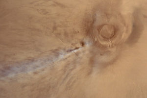 Chmury unoszące się nad wulkanem Arsia Mons na Marsie. Zdjęcie wykonane przez indyjską sondę Mars Orbiter Mission w 4.01.2015 r. z wysokości 10 773 km (ISRO / ISSDC / Justin Cowart, CC BY 3.0 / <a href="http://www.planetary.org/multimedia/space-images/mars/arsia-mons-and-cloud-mars.html">planetary.org</a>)