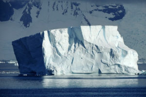 NASA publikuje zdjęcia góry lodowej o kształcie prostokąta