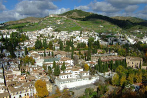 Polscy i hiszpańscy archeolodzy chcą lepiej poznać m.in. genezę miasta Madinat Ilbira, poprzednika Granady, i jego relacje z pobliskim, jeszcze starszym, rzymskim ośrodkiem Elvirą. Na zdjęciu ilustracyjnym Granada i okolice (Ramallo / <a href="https://pixabay.com/pl/granada-andaluzja-hiszpania-256334/">Pixabay</a>)