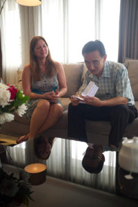 Julie Keith odwiedza Suna Yi w Dżakarcie w Indonezji, „List z Masanjia” (Flying Cloud Productions)