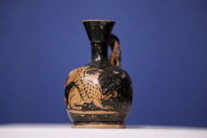 „Malutka rzecz, ale bardzo cenna” – lekyt z IV w. p.n.e., polska strata wojenna, został przekazany Muzeum Narodowemu w Warszawie