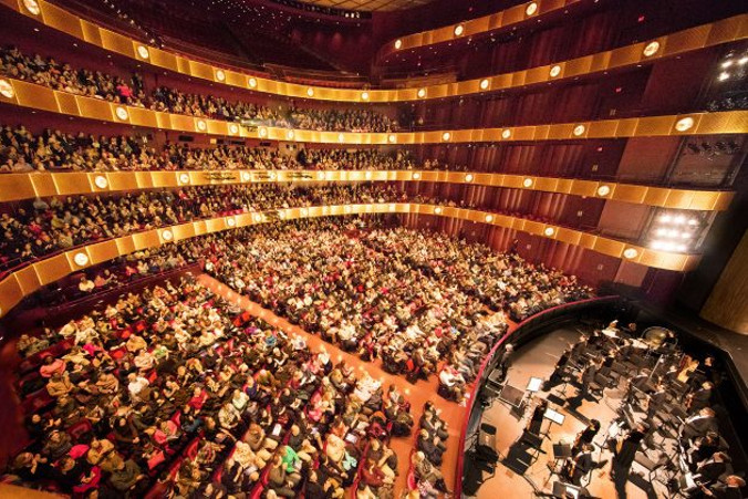 Widzowie czerpiący przyjemność z występu zespołu Shen Yun Performing Arts, pełna sala w Lincoln Center 21.01.2018 r. (Larry Dai / The Epoch Times)