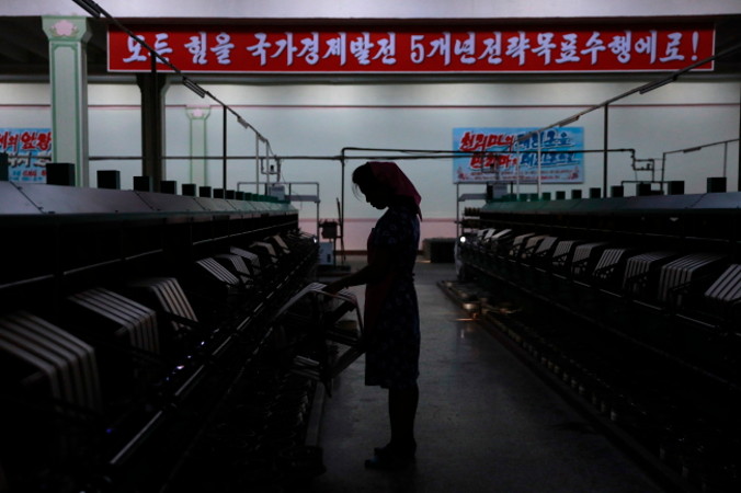 Koreanka pracująca w fabryce jedwabiu w Pjongjangu, Korea Płn., 7.09.2018 r. (ponownie wydane 1.11.2018 r.). Według raportu organizacji Human Rights Watch z 1.11 kobiety w Korei Płn. są narażone na wykorzystywanie seksualne przez pracowników służb państwowych, i jest to zjawisko powszechne. Raport oparty został na wywiadach przeprowadzonych z uchodźcami z Korei Płn. (HOW HWEE YOUNG/PAP/EPA)