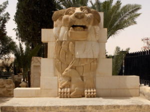 Kamienny lew ze świątyni bogini Allat w Palmyrze, odkryty w 1977 r. przez polskich archeologów, zniszczony w 2015 r. przez terrorystów z Państwa Islamskiego. Zdjęcie z terenu Muzeum Archeologicznego w Palmyrze z 2010 r. (Mappo – praca własna / <a href="https://commons.wikimedia.org/w/index.php?curid=10084064">domena publiczna</a>)