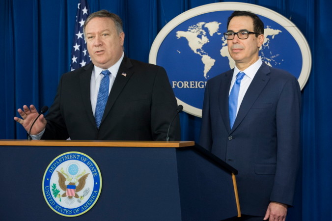 Steven Mnuchin (po prawej) na konferencji prasowej, podczas której ogłosili nałożenie sankcji na Iran, Foreign Press Center w Waszyngtonie, 5.11.2018 r. (MICHAEL REYNOLDS/PAP/EPA)