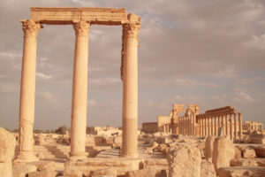 Palmyra była jedną z większych metropolii w basenie Morza Śródziemnego w I i II w. Wśród turystów zdobyła popularność dzięki malowniczej, monumentalnej architekturze kamiennej z charakterystycznymi długimi kolumnadami i wieloma świątyniami (andrelambo / <a href="https://pixabay.com/pl/palmyra-rome-syria-kolumnada-1261114/">Pixabay</a>)