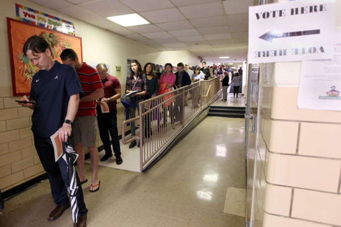 Wyborcy czekają w kolejce, by oddać głos w wyborach środka kadencji, szkoła Briar Vista Elementary w Atlancie, Georgia, USA, 6.11.2018 r. (TAMI CHAPPELL/PAP/EPA)