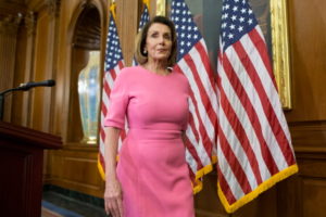 Nancy Pelosi, która dotychczas przewodniczyła mniejszości demokratycznej w Izbie Reprezentantów, po konferencji prasowej na temat wyników wyborów parlamentarnych w 2018 r., Kapitol w Waszyngtonie, 7.11.2018 r. Po uzyskaniu przewagi przez Demokratów w Izbie Reprezentanów Pelosi będzie spikerem tej Izby amerykańskiego Kongresu (MICHAEL REYNOLDS/PAP/EPA)