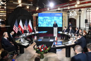 Prezydent Andrzej Duda (pośrodku) przemawia podczas spotkania w siedzibie PGNiG SA przy ul. Kasprzaka w Warszawie, 8.11.2018 r. (Radek Pietruszka / PAP)
