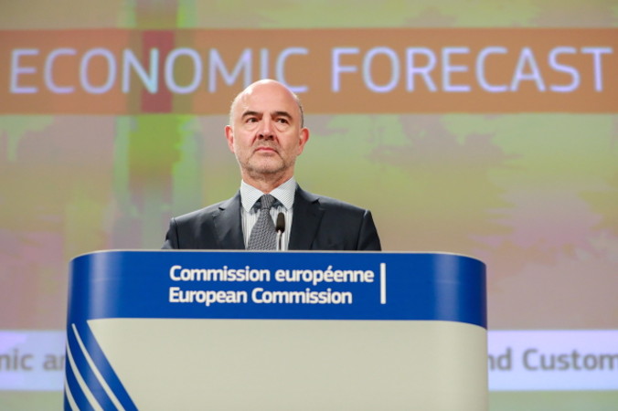 Pierre Moscovici, europejski komisarz ds. gospodarczych i finansowych, podczas konferencji prasowej na temat prognoz gospodarczych dla UE w jesieni 2018 r., Komisja Europejska w Brukseli, Belgia, 8.11.2018 r. (STEPHANIE LECOCQ/PAP/EPA)