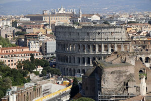 W Rzymie na mocy nowego regulaminu straży miejskiej osoby łamiące przepisy dotyczące bezpieczeństwa i godnego wyglądu miasta mogą zostać ukarane nie tylko grzywną, ale też zakazem pobytu w danej strefie stolicy. Na zdjęciu panorama Rzymu z widokiem na Koloseum (Famend / <a href="https://pixabay.com/pl/koloseum-rzym-w%C5%82ochy-historycznie-780990/">Pixabay</a>)