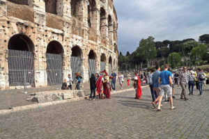 Ulica rzymska przy Koloseum, widoczni centurioni (uroburos / <a href="https://pixabay.com/pl/koloseum-ludzie-gwardzi%C5%9Bci-epoka-499557/">Pixabay</a>)