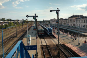 Urząd Transportu Kolejowego przypomina, że rozkład jazdy na kolei zmienia się raz do roku, w noc z soboty na niedzielę w drugi weekend grudnia. Na zdjęciu stacja kolejowa w Białymstoku (kamzyw / <a href="https://pixabay.com/pl/bia%C5%82ystok-miasto-podlasie-polska-3691937/">Pixabay</a>)