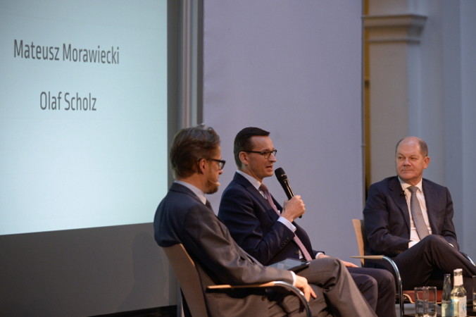 Premier Mateusz Morawiecki (pośrodku), wicekanclerz Niemiec, minister finansów Olaf Scholz (po prawej) i moderator Heinrich Wefing (po lewej) podczas dyskusji pt. „Europejska perspektywa na przyszłość stosunków transatlantyckich” w ramach konferencji FOTAR 2018, 17.11.2018 r. w Hamburgu (Jakub Kamiński / PAP)