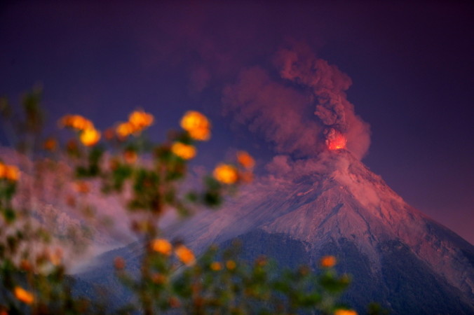 Erupcja wulkanu Fuego o wschodzie słońca, widziana z El Rodeo, Escuintla, Gwatemala, 19.11.2018 r. (ESTEBAN BIBA/PAP/EPA) 