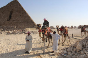 Według ekspertki wiele elementów dawnej kultury staroegipskiej zachowało się do dziś (AlexSky / <a href="https://pixabay.com/pl/egipt-piramida-pustynia-piasek-3760000/">Pixabay</a>)