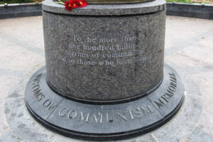 Cokół Pomnika Pamięci Ofiar Komunizmu, Waszyngton, 8.11.2017 r. (Samira Bouaou / The Epoch Times)