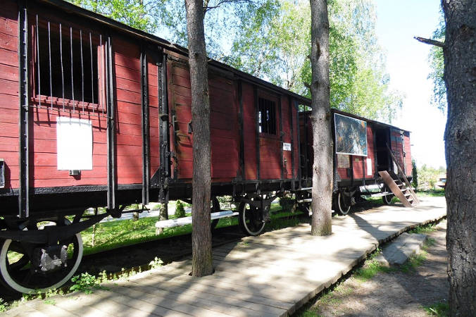Wagony do transportu zesłańców na Syberię, Centrum Edukacji i Promocji Regionu w Szymbarku (Antekbojar – praca własna, CC0 / <a href="https://commons.wikimedia.org/w/index.php?curid=41124527">Wikimedia</a>)