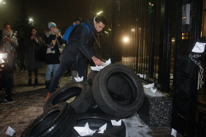 Protestujący kładą papierowe statki na oponach podczas wiecu w pobliżu budynku Ambasady Rosyjskiej w Kijowie, Ukraina, 25.11.2018 r. Rosja zajęła trzy ukraińskie okręty po opuszczeniu przez nie Cieśniny Kerczeńskiej (STEPAN FRANKO/PAP/EPA)
