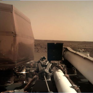 Oficjalne zdjęcie powierzchni Marsa udostępnione przez NASA 26.11.2018 r. pod koniec dnia, wykonane tego dnia przy użyciu Instrument Deployment Camera (IDC), umieszczonej na ramieniu robota lądownika InSight NASA (NASA/PAP/EPA)