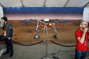 Model statku kosmicznego InSight pokazany jest w NASA Jet Propulsion Laboratory przed zaplanowanym lądowaniem na Marsie, La Cañada Flintridge w Kalifornii, USA, 26.11.2018 r. (EUGENE GARCIA/PAP/EPA)