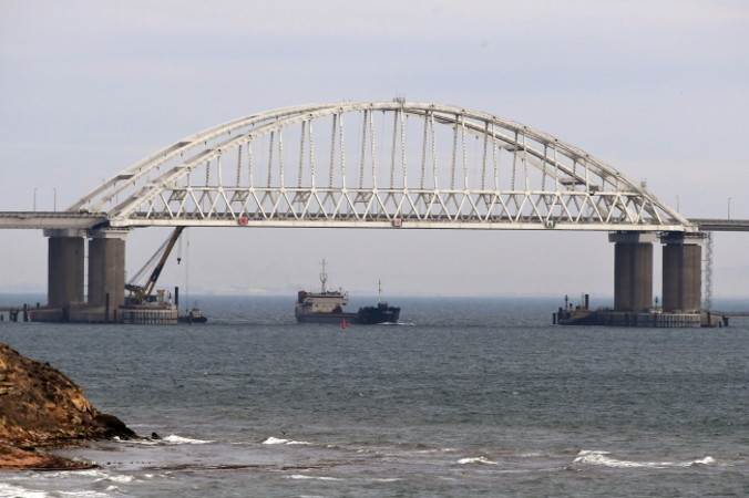 Widok na most ponad Cieśniną Kerczeńską, łączący Krym i Rosję, 26.11.2018 r. (STRINGER/PAP/EPA)
