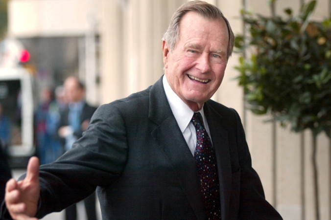 Były prezydent USA George H.W. Bush żartuje z mediami w Helsinkach, Finlandia, 30.09.2002 r. (Ponownie wydane 1.12.2018 r.). George H.W. Bush zmarł w wieku 94 lat 30.11.2018 r. Był 41. prezydentem Stanów Zjednoczonych w latach 1989-1993 (KIMMO MÄNTYLÄ/PAP/EPA)