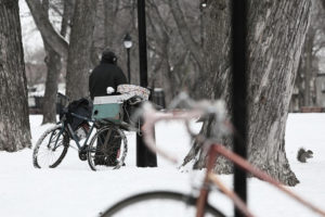 Służby ponawiają apele, by zwracać uwagę na osoby, które mogą potrzebować pomocy w zimie