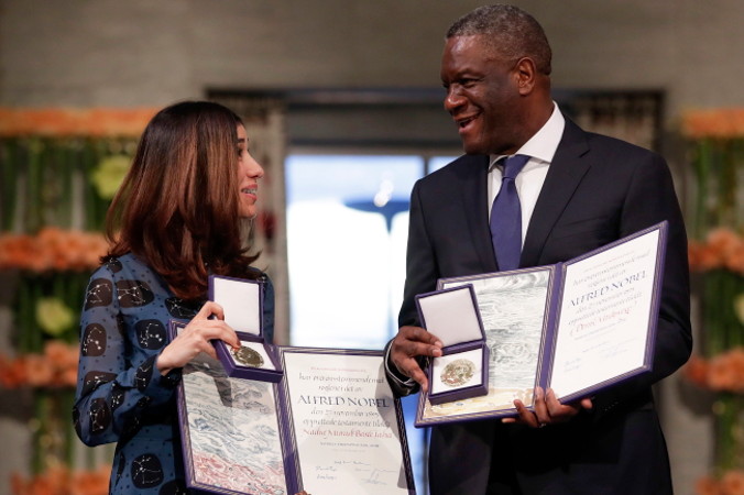 Laureaci Pokojowej Nagrody Nobla w 2018 r. Nadia Murad (po lewej) i dr Denis Mukwege (po prawej) podczas ceremonii wręczenia Pokojowej Nagrody Nobla w 2018 r. w Ratuszu w Oslo, Norwegia, 10.12.2018 r. (HAAKON MOSVOLD LARSEN/PAP/EPA)