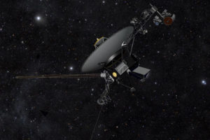  Artystyczne wyobrażenie sondy NASA Voyager na tle przestrzeni kosmicznej (By Courtesy NASA/JPL-Caltech, Attribution / <a href="https://commons.wikimedia.org/w/index.php?curid=70635766">Wikimedia</a>)