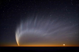 Kiedy kometa zbliża się do Słońca, odrywają się od niej fragmenty skał, pyłu i gazu. Na zdjęciu ilustracyjnym kometa McNaughta widziana z Obserwatorium Paranal (<a href="http://www.eso.org/public/images/mc_naught34/">ESO/Sebastian Deiries</a>, <a href="https://creativecommons.org/licenses/by/4.0/">CC BY 4.0</a> / <a href="https://commons.wikimedia.org/w/index.php?curid=4791898">Wikimedia</a>)