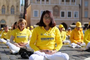 Praktykujący wykonują piąte ćwiczenie Falun Dafa, Praga, wrzesień 2018 r. (zdjęcia użyczył Marcin Hakemer-Fernandez)