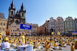 Praktykujący Falun Gong medytują na Rynku Staromiejskim w Pradze, zbierają podpisy pod petycją o zaprzestanie prześladowań w Chinach, wrzesień 2018 r. (zdjęcia użyczył Marcin Hakemer-Fernandez)
