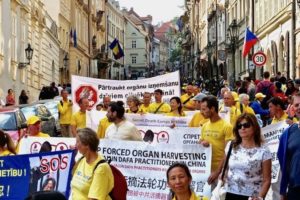 SOS i stop grabieży organów w Chinach – taki charakter miał fragment parady Falun Dafa w Pradze, wrzesień 2018 r. (zdjęcia użyczył Marcin Hakemer-Fernandez)
