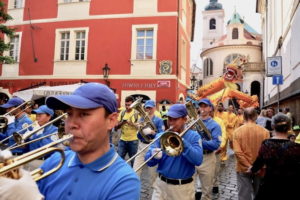 Orkiestra marszowa Tian Guo Marching Band (天国乐团) podczas parady w Pradze, żółty smok Falun Dafa w tle, wrzesień 2018 r. (zdjęcia użyczył Marcin Hakemer-Fernandez)